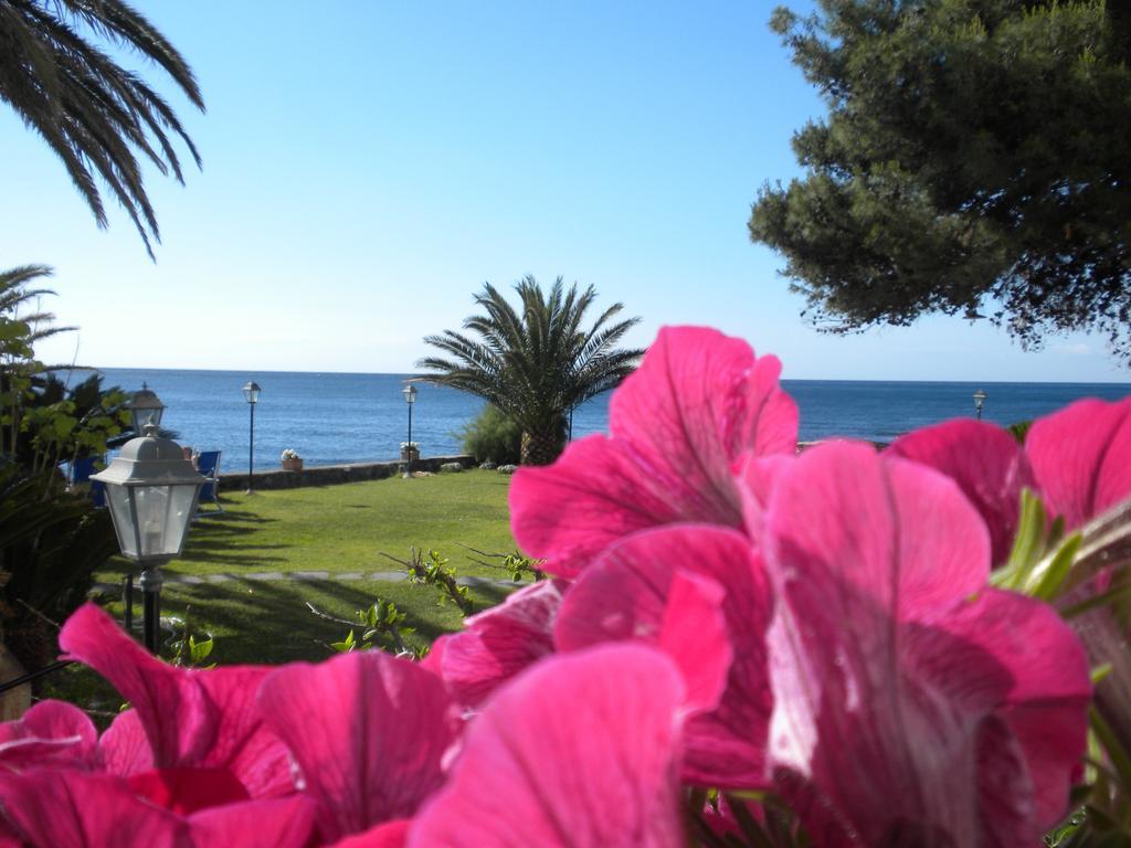 Arathena Rocks Hotel Giardini Naxos Exterior foto